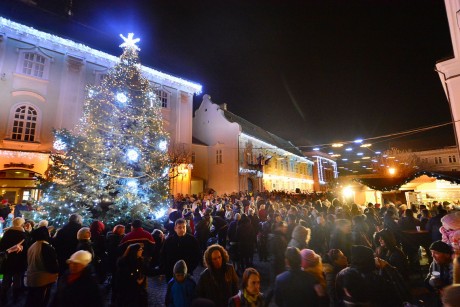 Felgyúltak a karácsonyi fények Székesfehérvár Belvárosában